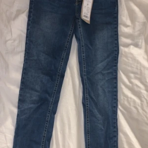 Gina Tricot - Blåa jeans, lisen midway jeans, oanvända prislapp finns kvar