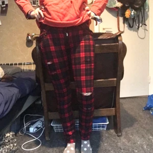 Rutiga byxor  -  På riktigt coola svarta och röda rutiga byxor. Med distressing detaljer och fyra rutiga nitar på respektive fram flicka. Väldigt skönt material. Storlek 36. Kan mötas upp i Stockholm eller posta. Frakt 66kr. Meddela mig om eventuella frågor :)