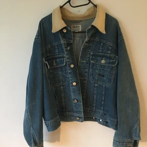 Jeans jacka - Fin jeans jacka med beige tygkrage från Duffer. Skulle säga att den passar som M. 