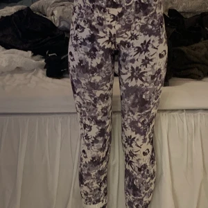 träninsbyxor - säljer dessa skitfina träningsbyxor pga för små, dom är i jätte fint skick