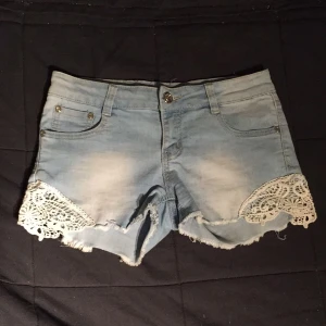  - Ljusblå shorts, med vitt nät på sidan längstner, strl M/38 125kr + frakt (Kan få paketpris vid fler köp av mina kläder) 