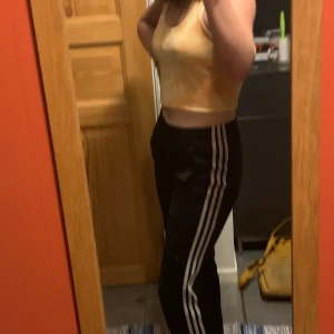 Adidasbyxor - Säljer dessa adidas byxor! De är lite pösigare än den vanliga modellen eftersom de är en äldre modell, jag tycker själv att dessa är snyggare. Ger lite 90s vibes! Har två par om det finns intresse!🥰