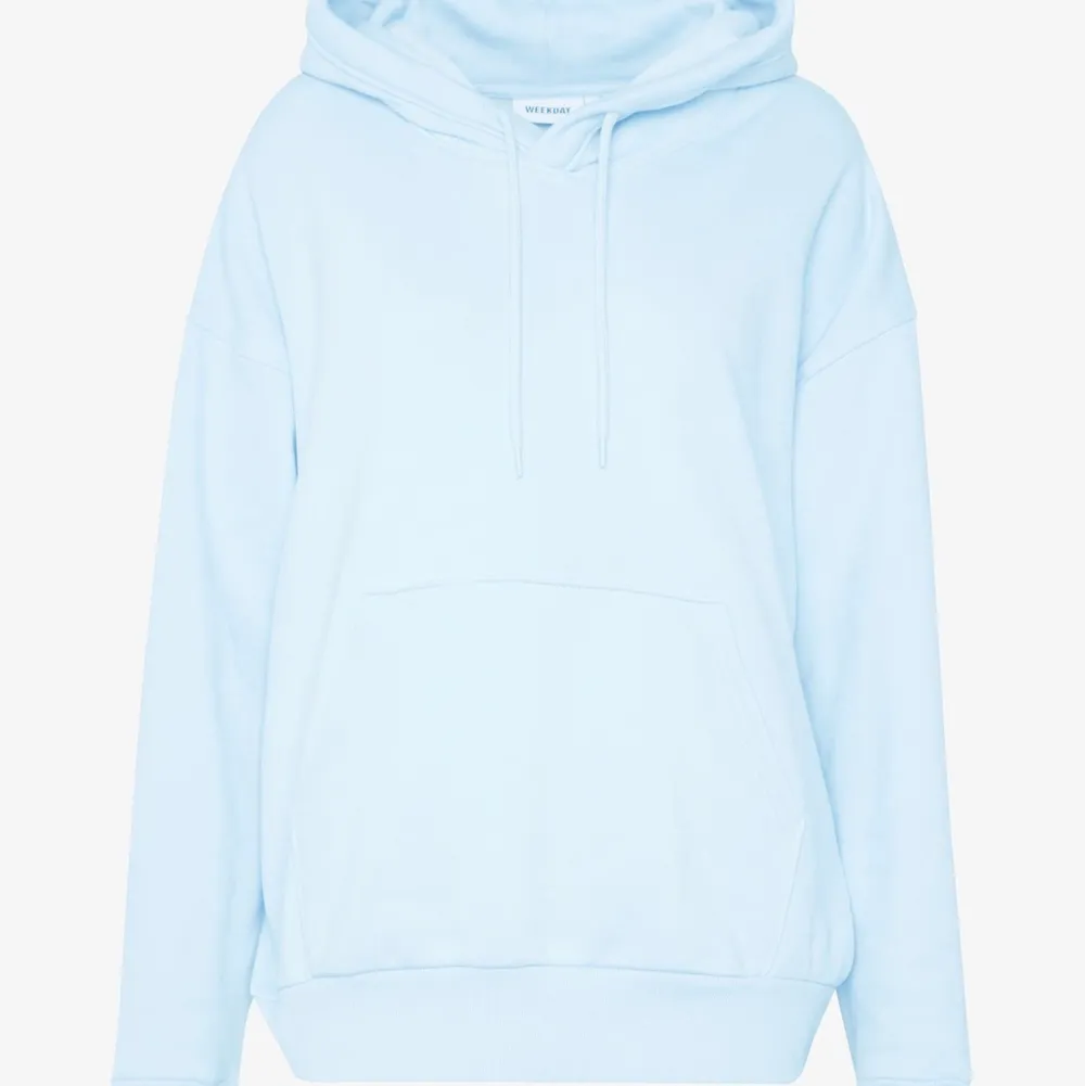 Säljer en jättefin blå hoodie! Sparsamt använd och i väldigt bra skick, den är INTE nopprig kan skicka bilder om det behövs. Den är i stolek S och är väldigt overzized på mig som vanligtvis har storlek S💙. Hoodies.