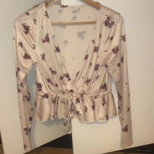 Blus - Oanvänd blus från Gina! 