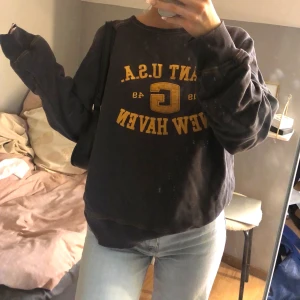 Retro Gant sweatshirt  - Super cool, snygg och skön sweatshirt från gant, säljer den för den aldrig kommer till användning tyvärr💖 budgivning i kommentarerna🥰 HÖGSTA BUD 230kr, bud till 15/10 12:00!!!❣️