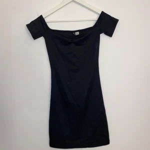 Svart klänning  - Svart off shoulder klänning med detalj vid brösten , använd typ 1-2 gånger! Köpt från h&m, säljs för 50kr + frakt 😝 