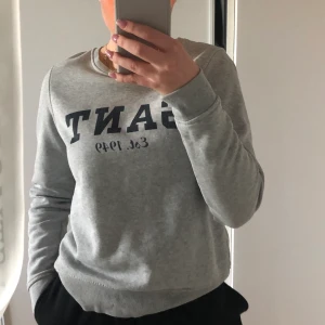 Grå Gant sweatshirt - En super fin grå sweatshirt från Gant, knappt använd så är som ny💓 Köpt för 1000kr ca, storlek S