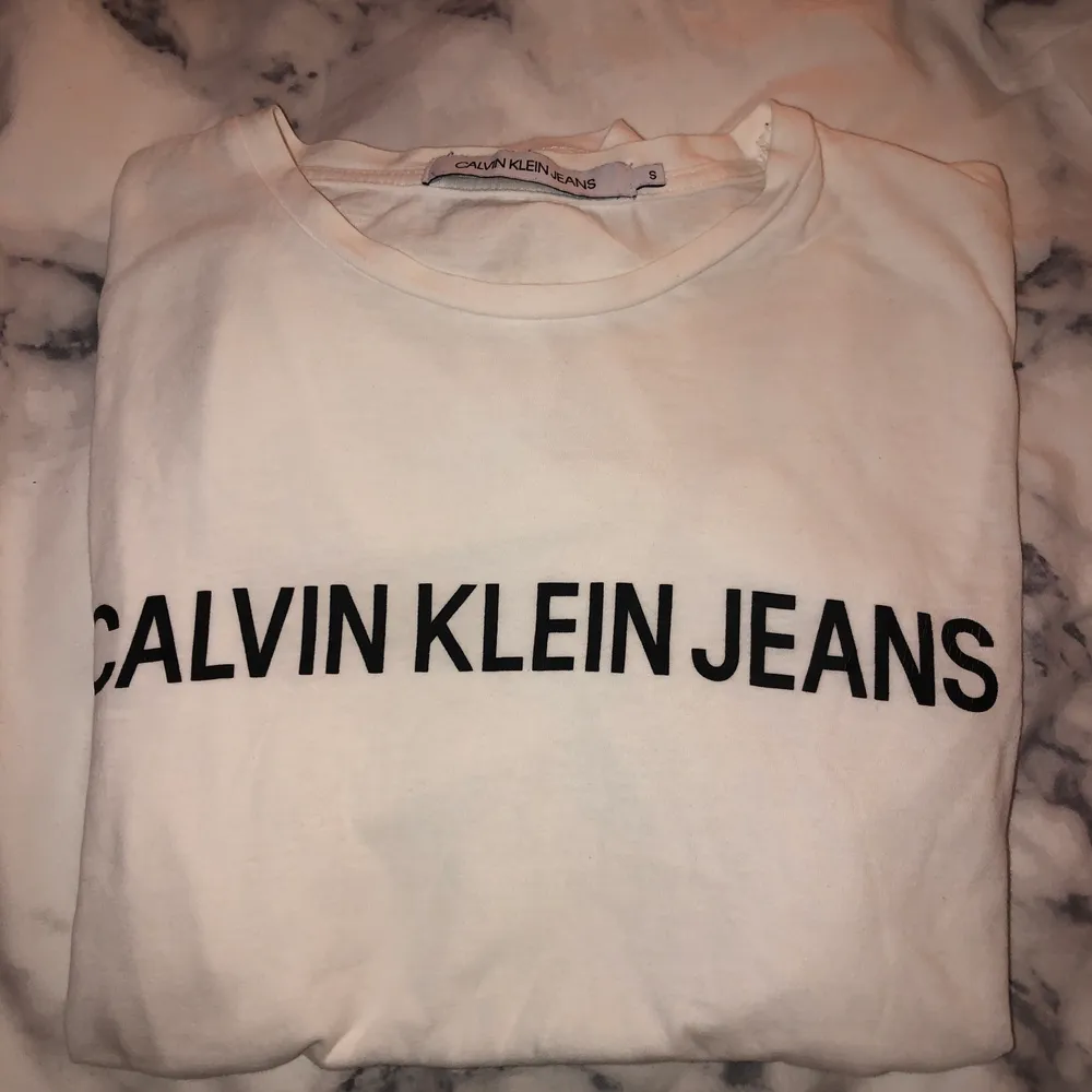 Vit Calvin Klein Tshirt i storlek S unisex. Inga fläckar eller liknande, i bra skick.. T-shirts.