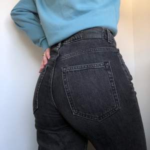 Gråa högmidjade weekdayjeans. Storlek 27 i midjan och 30 i längden, jag är 175 cm lång. Jeansen är använda men i ett väldigt bra skick. 💜💜 Köparen står för frakt men kan även mötas upp.
