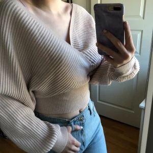 Omlott tröja - En beige stickad omlott både i ryggen och framtill, super skön o mysig från Parallel Lines! Stl M🥰 Köparen står för frakten!💋