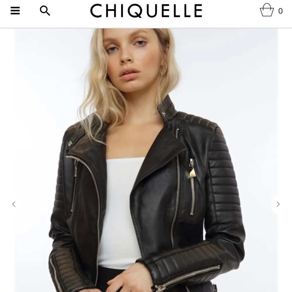 En svart skinnjacka köpt på chiquelle för 699kr. Använd ett fåtal gånger så är i mycket bra skick. Köparen står för frakten💕  (obs inte äkta läder) . Jackor.