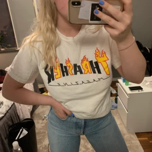 Thrasher T-shirt  - Säljer en thrasher T-shirt jag köpt i Danmark! Äkta såklart! Köpt för ca 500kr! Superbra skick inga fläckar eller flaws alls! Inte använd så mycket som jag önskar därför säljer jag den vidare! Pris kan självklart diskuteras! 💕