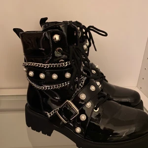 ”Kängor” med detaljer - Säljer mina absolut coolaste skor då dom inte kommit till användning! Använda Max 2 ggr så är iprincip som nya! Stl:38! 400+frakt köp !!! KÖP DIREKT FÖR 800!!!!