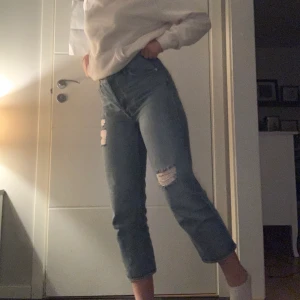 Ripped mom jeans - Köptes för 399kr på h&m och är storlek 40 (men skulle säga att de passar till en 38). Säljer pga inte kommer till användning. Köparen står för frakten. 💞