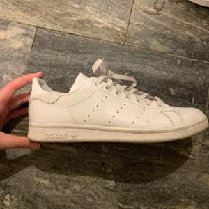 Säljer mina nästan nya helvita stan Smith då de inte kommit till användning (endast använda Max 5 gånger). 350kr + frakt 💕