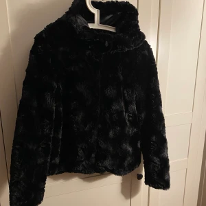 Fluffjacka - Skön och mysig svart fluff jacka från Vera Moda, storlek S pris:100kr+frakt