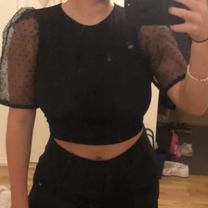 Topp GINA TRICOT  - Super snygg topp som går att både till vardags och festligare tillfällen! Strethigt material och i mycket bra skick eftersom den endast kommit till användning 2 gånger. 