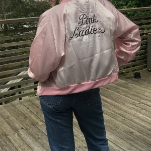 Pink ladies (grease)-jacka - Vet du inte vad du och dina tjejkompisar ska vara på halloween?  Här har du svaret! Jag och mina två kompisar var pink ladies från grease förra året och säljer nu vidare våra jackor vi köpte från partykungen. Strl S och använda 1 tillfälle (förra halloween). Man kan köpa 1 för 100kr eller 3 för 250kr. Med 1st blir frakten 59kr och med två eller fler blir den 79kr. 