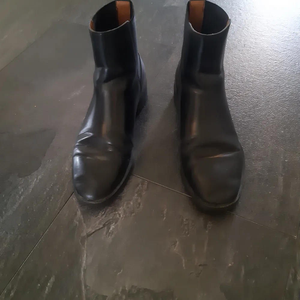 Svarta snygga Chelsea boots från & Other Stories. Strl 37. Köpte här på Plick men passa inte mig. Jätte fint skick. Fraktar men kostnad tillkommer. . Skor.