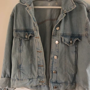 Jeans jacka  - En söt jeansjacka från Gina Tricot. Använd ett fåtal gånger. Passar bra till alla tillfällen. Storlek L men inte alls stor i storleken så skulle säga att den passar från xs till L. Köparen står för frakten.