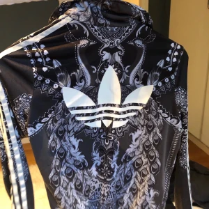 Adidas zip up - Skitcool Adidas zip-up ”jacka”. I bra skick och har inte använts så mycket. Köparen står för frakt om man inte kan mötas upp i Gävle.