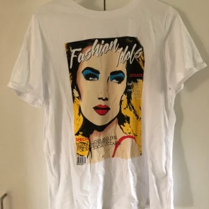 En snygg t-shirt - En snygg vit t-shirt med ett coolt tryck på. Aldrig använd.  Köparen står för frakten.