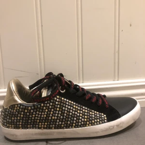 Zadig & Voltaire Stud Sneakers - Väldigt bra skick, använde 2ggr. Ny pris ca 3000kr