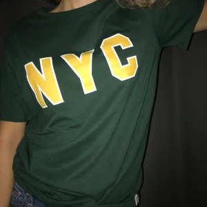 Grön t-shirt - Mörkgrön t-shirt, strl S (herr) för oversized fit. Oanvänd, endast testad. Köpare står för frakt