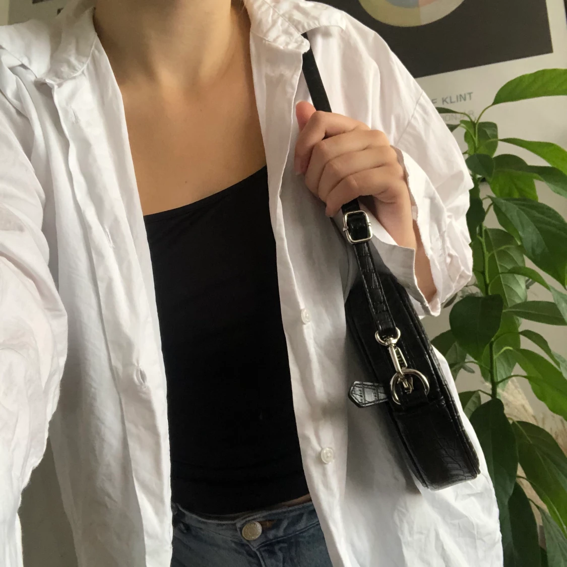 svart axelväska från monki 