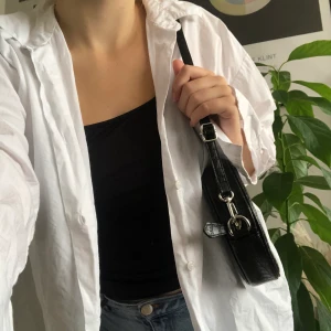 svart axelväska från monki  - supersöt väska från monki, justerbart band! mycket sparsamt använd 💖