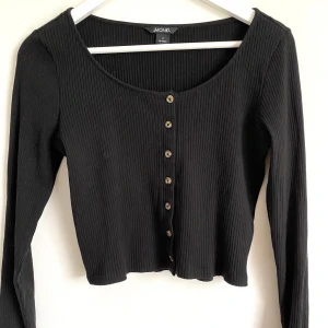 Svart långärmad  - Svart långärmad med knäppning fram! Köparen står för frakt💗💗