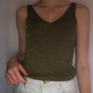 Glittrigt linne - Säljer nu detta skitsnygga glittriga linnet från Mango! Köpt för 1 år sen men har inte kommit till användning efter det tyvärr! Köpt för ca 350kr men jag säljer för 30kr + frakt/mötas upp! Pris kan diskuteras, så det är bara att buda! 💞 Bud:150kr