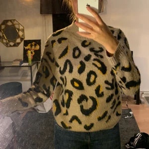 Leopard tröja  - Tröja med Leopardmönster. Storlek S. Mjuk och skön, sticks inte. 