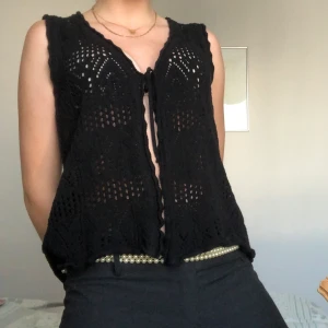 Virkad Topp - Svart virkad topp/väst med knytning från Laura Kent. Snygg för sig själv eller över en skjorta 🕸