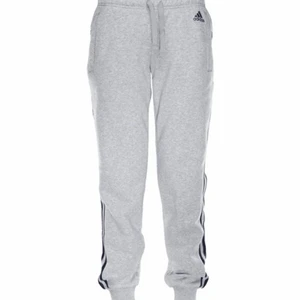 Gråa adidas mjukisbyxor med marinblåa streck - gråa adidas mjukisbyxor med marinblåa streck, köpta för 399kr och säljer för 200kr. storlek S, knappt använda. Skriv för intresse eller mer bilder💕