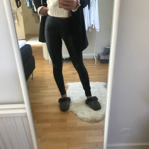 Skinnbyxor - Byxor i skinnimitation från VILA. Jag är 1.68. Köparen står för frakten