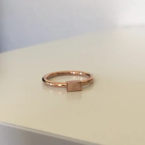 Ring från Edblad - Oanvänd ring från Edblad. Färg: rosé. Storlek: 18