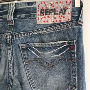 Coola lågmidjade Replay jeans, straight fit. Unik modell som inte säljs längre. Säljes för att de är för små! Storlek w.26 L.34💕