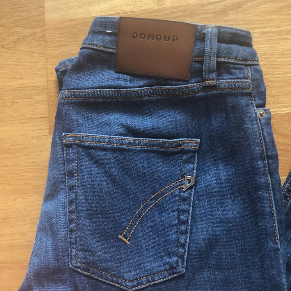 Dondup jeans Model IRIS i denim blå. Strl 28. Jeansen är cirka ett år gamla och använda ett fåtal gånger. Säljs för 300kr nypris: 2295kr. Jeans & Byxor.