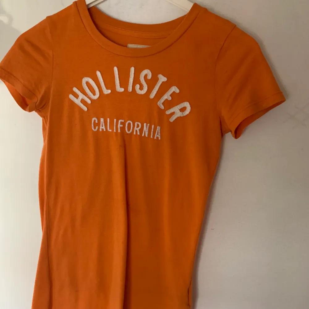 Orange Hollister T-shirt strl XS, passar S. T-shirts.