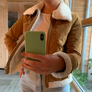 Fodrad mockajacka - Sjuuukt snygg mockajacka från zara! Använd ca 3 gånger så det är i så gott som nyskick. Är i storlek M men passar nog bäst på en S😁 Pris kan diskuteras! 