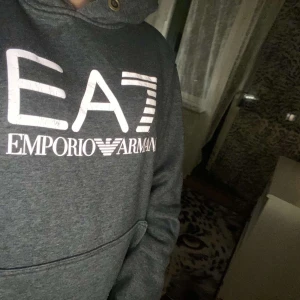 EA7 emporio Armani  - Tjocktröja i killmode men passar även för tjejer. Strl S 