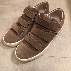 Jim Rickey sneakers  - Säljer ett par sneakers från Jim Rickey. Stolek 38 i färgen Mud Brown. Nypris 1300kr. Priset kan diskuteras, men startar på summan 650kr. Köpte dem för 1 år sendan. Använt dem varsamt och finns inga större skador eller slitningar. 