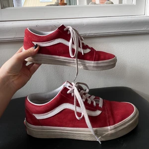 Skor - Ett par röda vans. Köpta förra året och använda få gånger. Storlek 37, köpta för 799kr