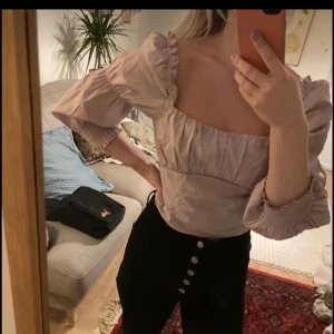 Topp från H&M💜 - Storlek 38.   22kr i frakt. Kan även mötas upp i Stockholm💜