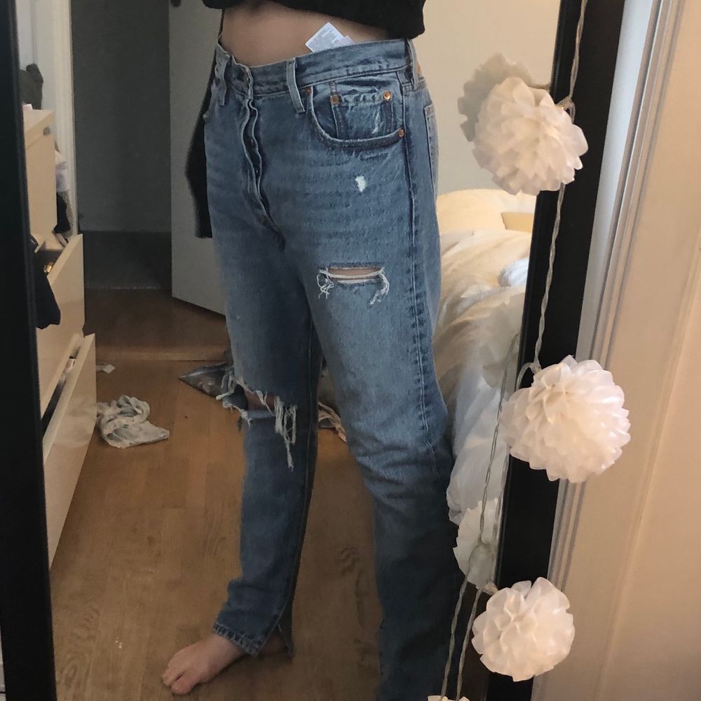 Skitsnygga Levis jeans. W30 men passar mig lite oversized som brukar ha w25 och jag är 1,68, köpt direkt för 500kr💗. Jeans & Byxor.