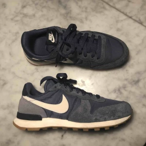 Nike Sneakers - Ett par snygga blåa Nike skor som tyvärr blivit för små💓 Köparen står för frakt🤗