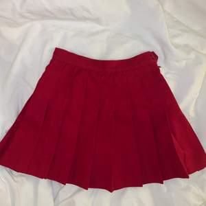 Jättefin kjol som jag bara använt två gånger!! Super trendig just nu:) Storlek XS (65cm midja) med blixtlås på sidan 