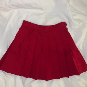 American apparel tennis skirt - Jättefin kjol som jag bara använt två gånger!! Super trendig just nu:) Storlek XS (65cm midja) med blixtlås på sidan 