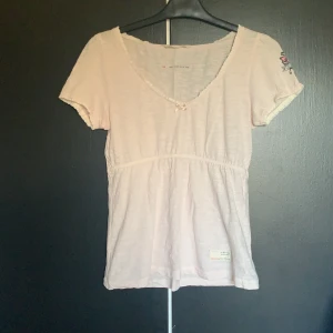 Odd Molly tröja  - Oddmolly tröja, använd högst 2 gånger och i mycket bra skick. Storlek 0 (passar XS-S). Bud från 100kr. Frakt tillkommer men kan mötas upp i Tomelilla eller Lund💗